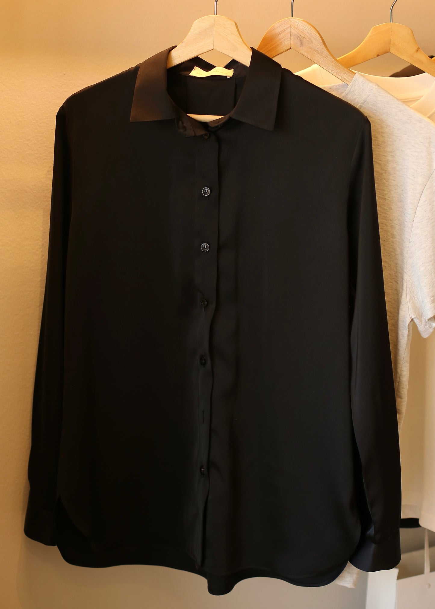 SILKY button down collar shirt