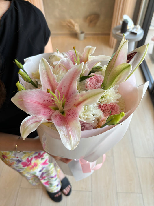 PREORDER SPRINGBLUSH in white wrapping bouquet