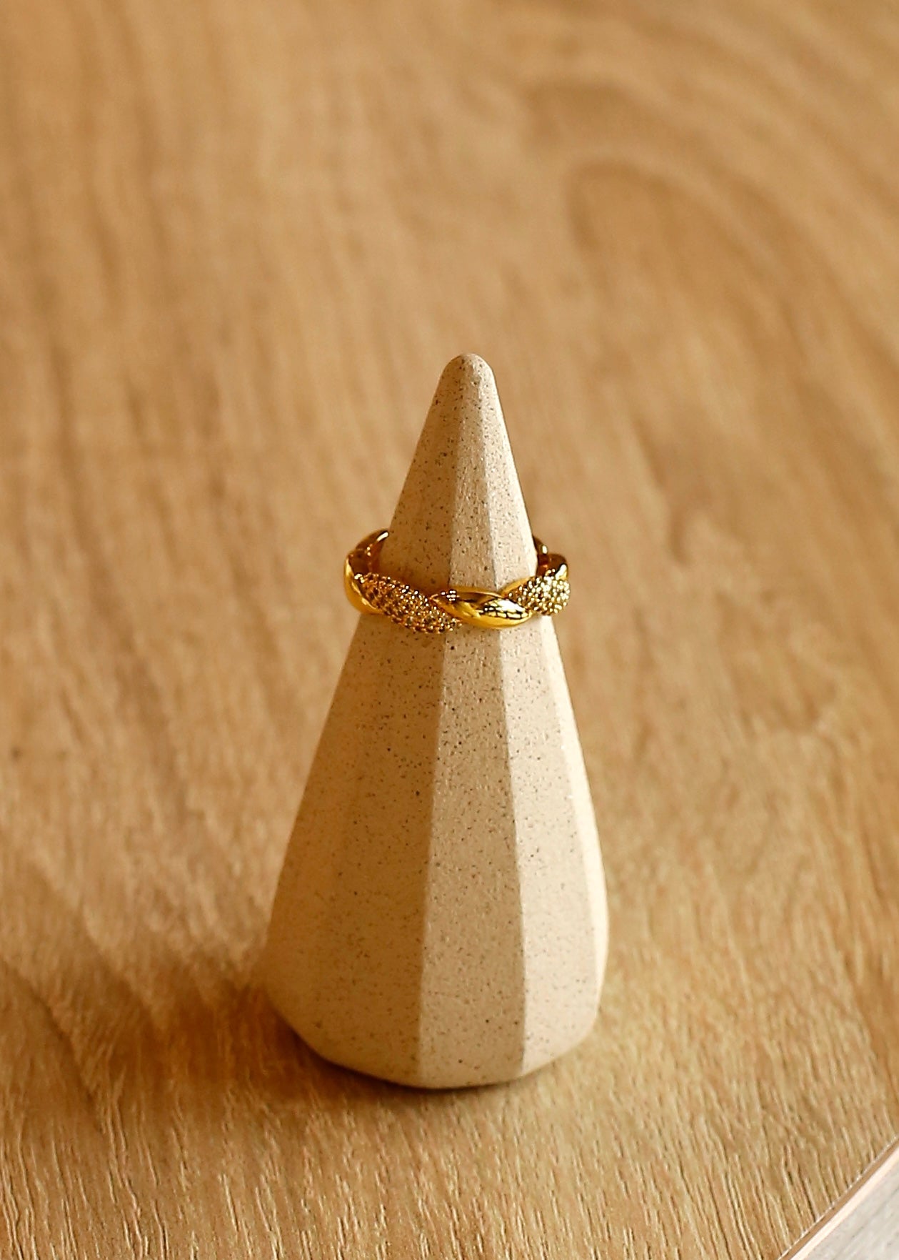 TWISTBAND ring