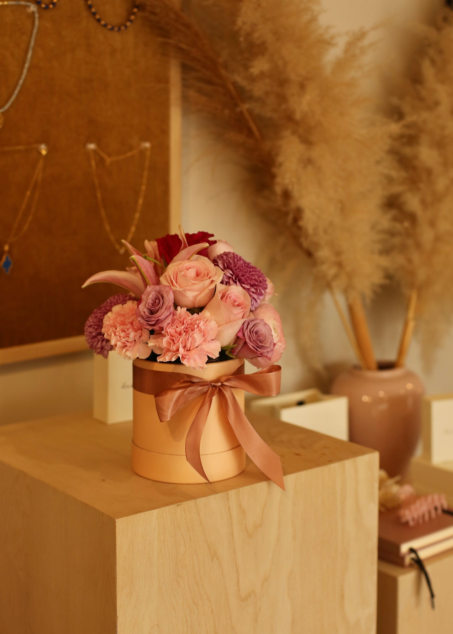 PREORDER FESTIVE small table arrangement