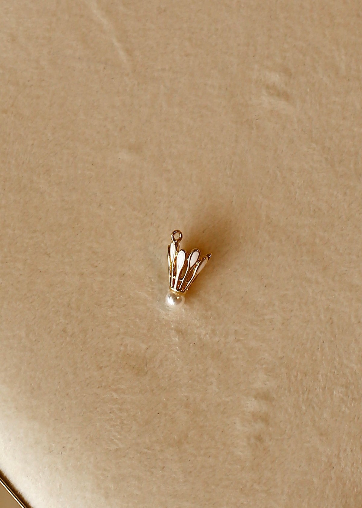 SHUTTLECOCK charm