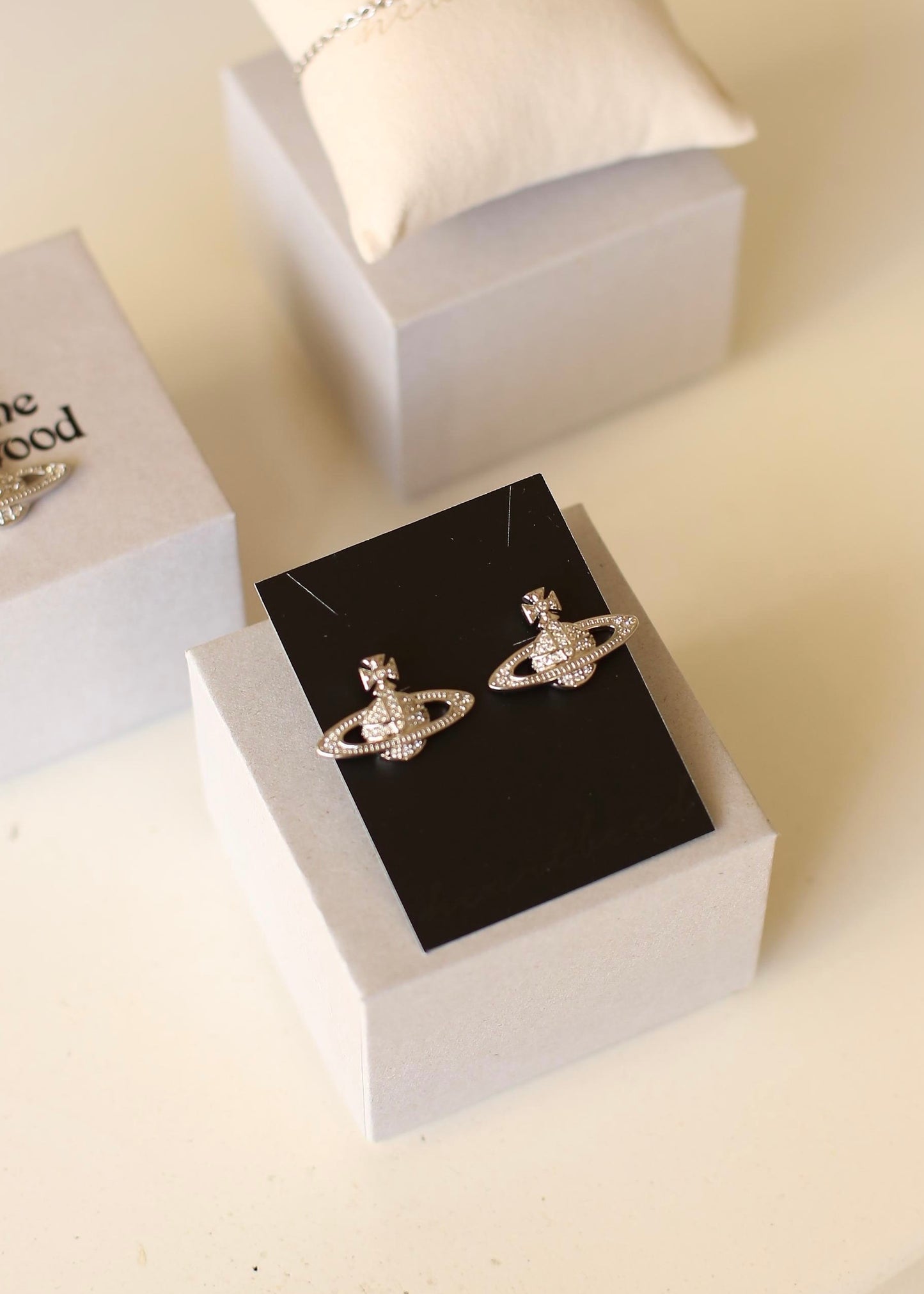 INSTOCK VIVIENNE WESTWOOD Mini Bas relief earrings