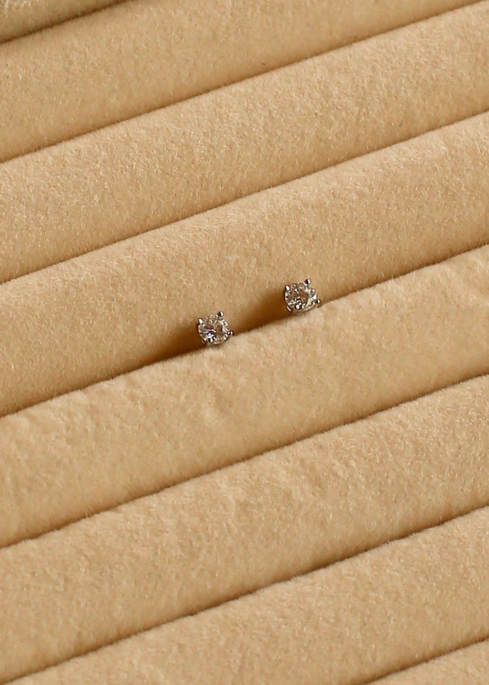MOISSANITE 4mm stud